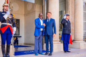 Read more about the article Photos: Tinubu holds meeting with Macron at Élysée Palace