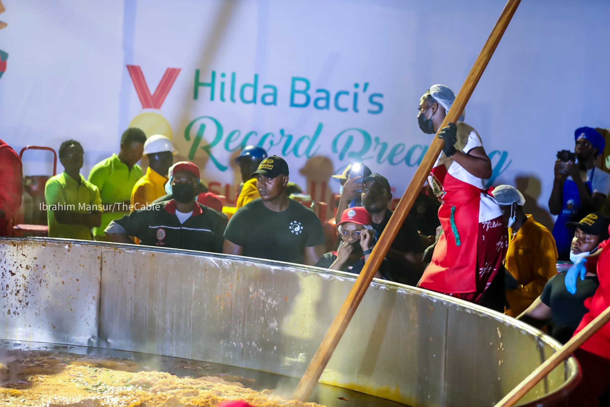 Read more about the article Hilda Baci completes GWR attempt for largest jollof rice pot