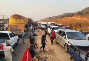 Read more about the article Travellers stranded as gridlock hits Lokoja–Abuja road