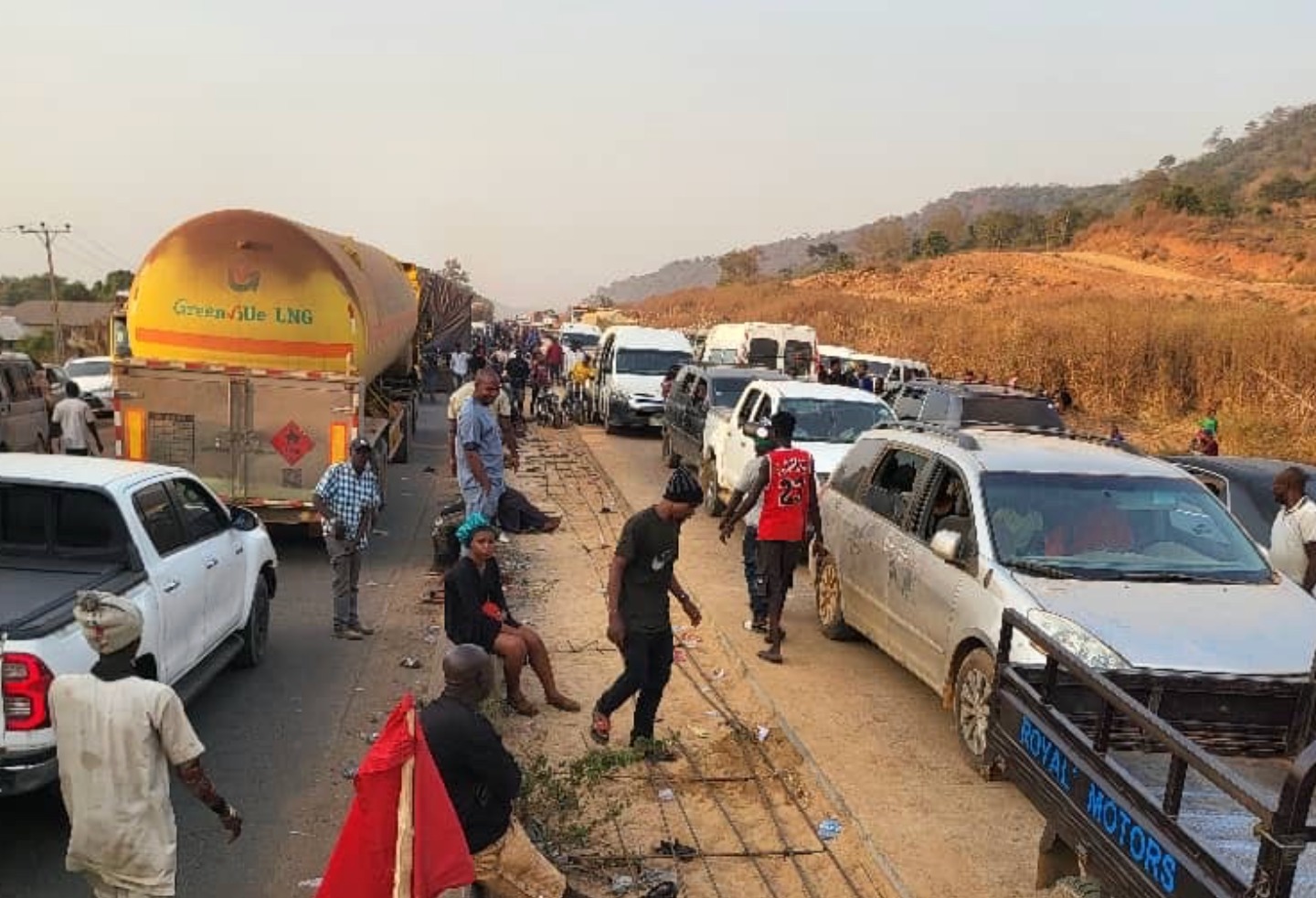 Read more about the article Travellers stranded as gridlock hits Lokoja–Abuja road