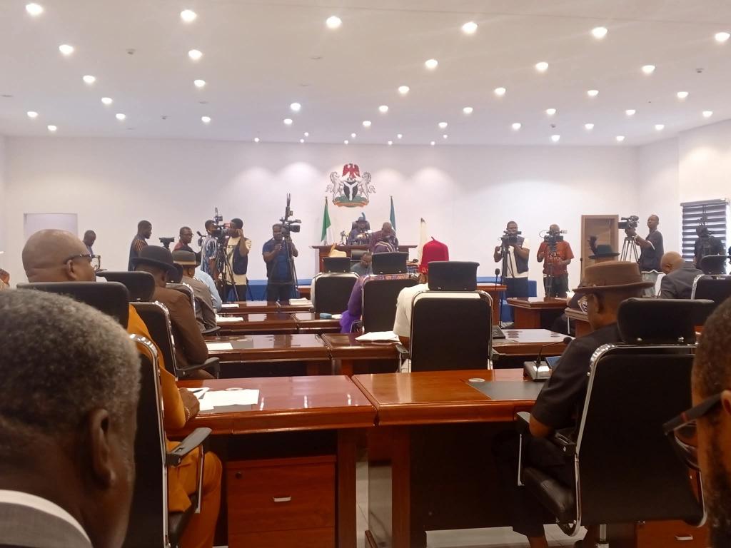 Read more about the article 16 Rivers lawmakers, speaker defect from PDP to APC