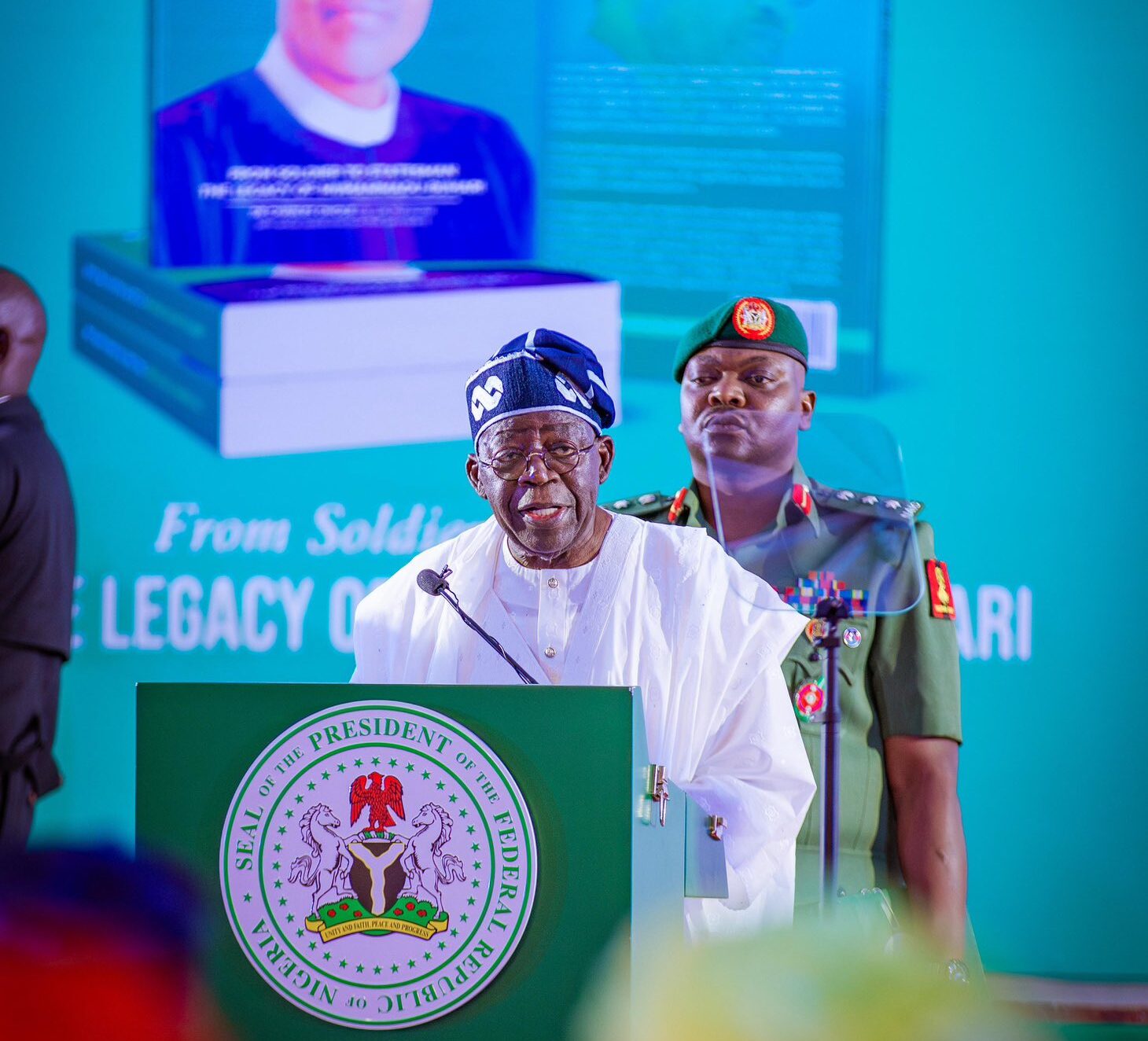Read more about the article Tinubu eulogises Buhari at biography launch