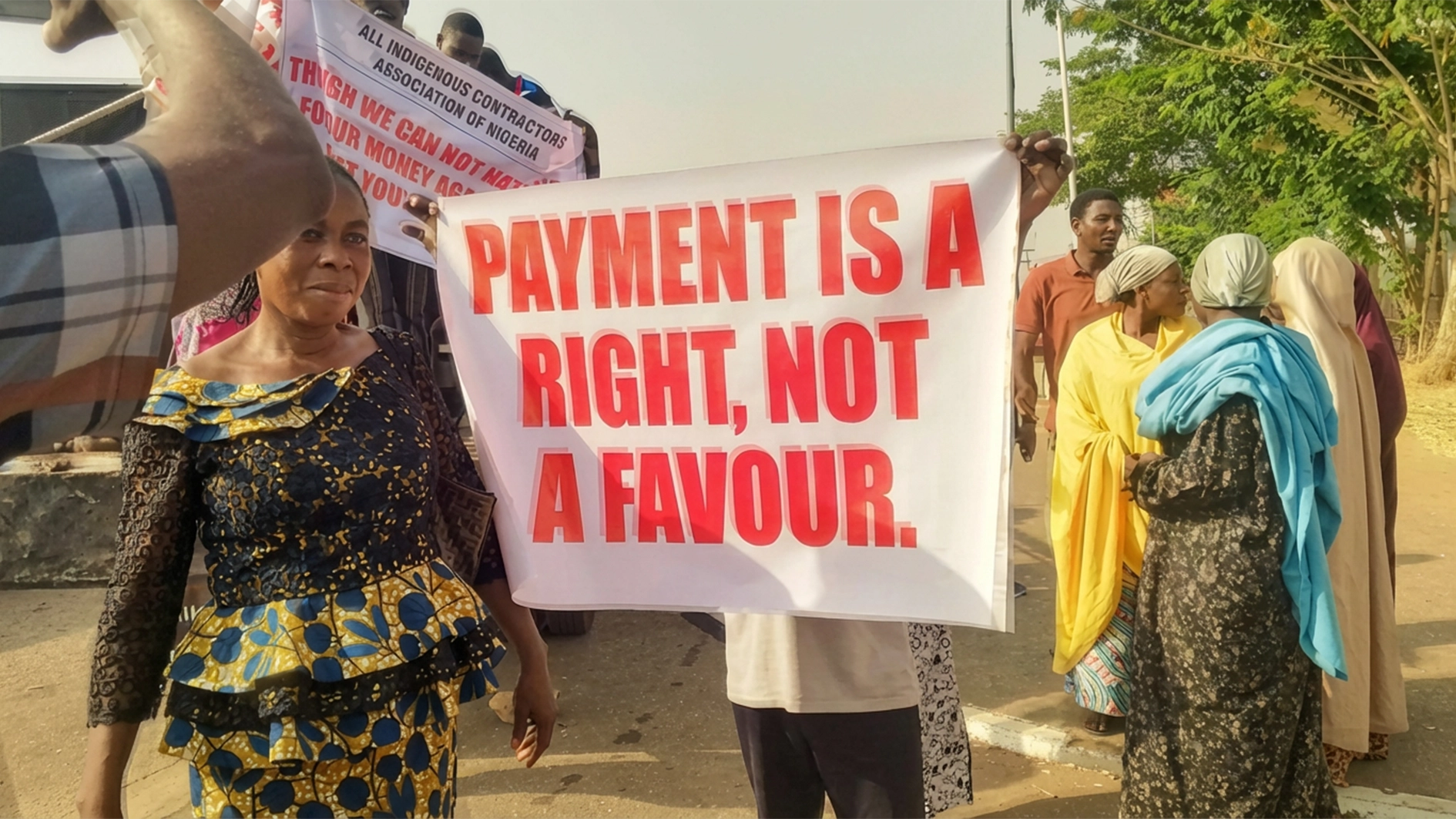 Read more about the article FG contractors start fresh protest over N500 billion debt