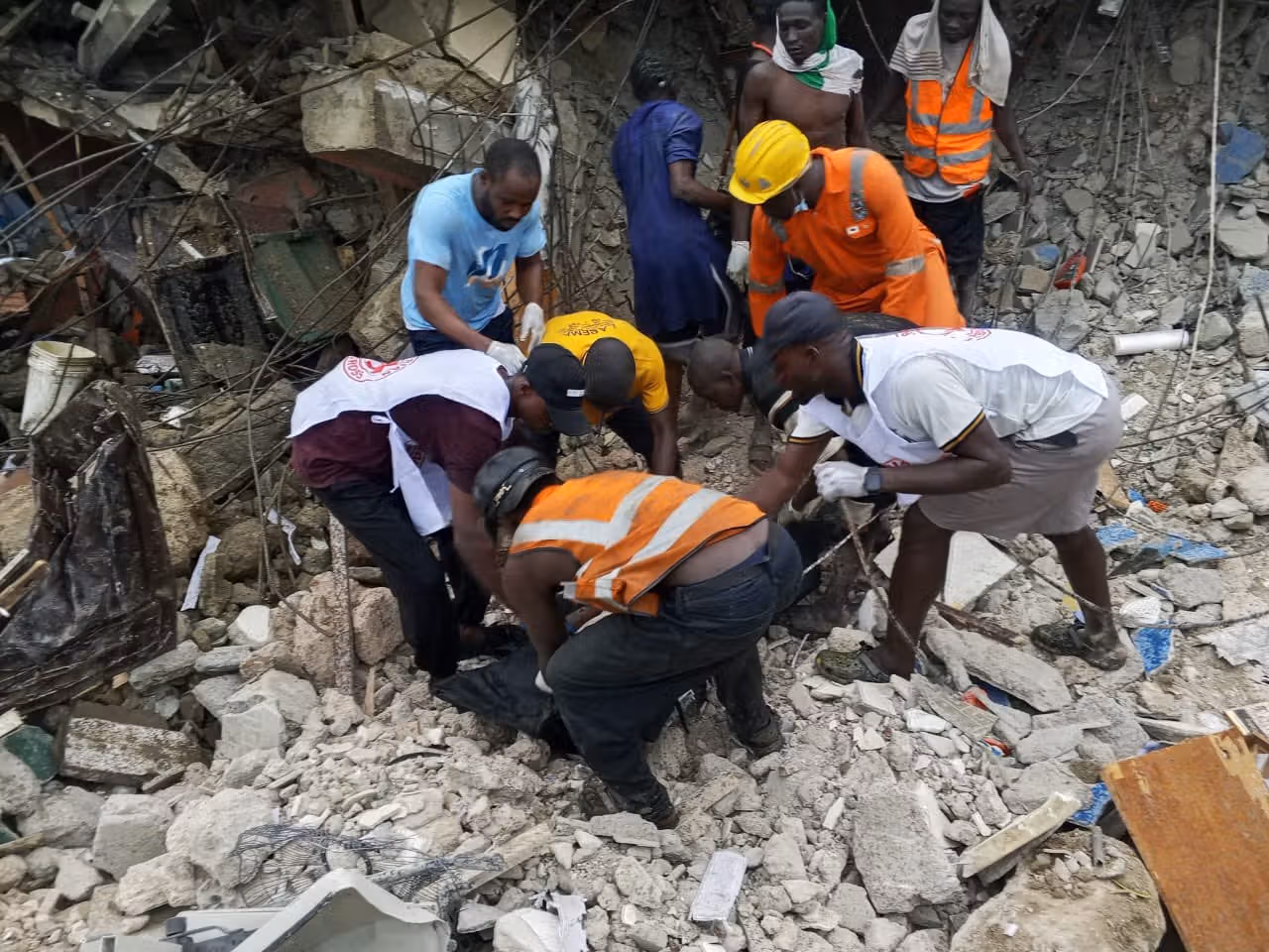 You are currently viewing Tragic outcome: 26 rescued, nine confirmed dead in Lagos collapse
