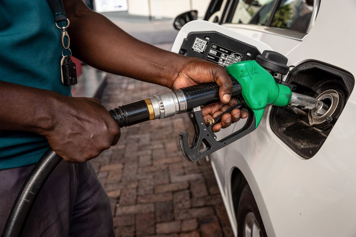 You are currently viewing Dangote refinery resumes naira petrol sale at N1,215/litre
