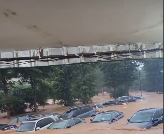 You are currently viewing Flash flood strands Abuja residents, submerges cars across city