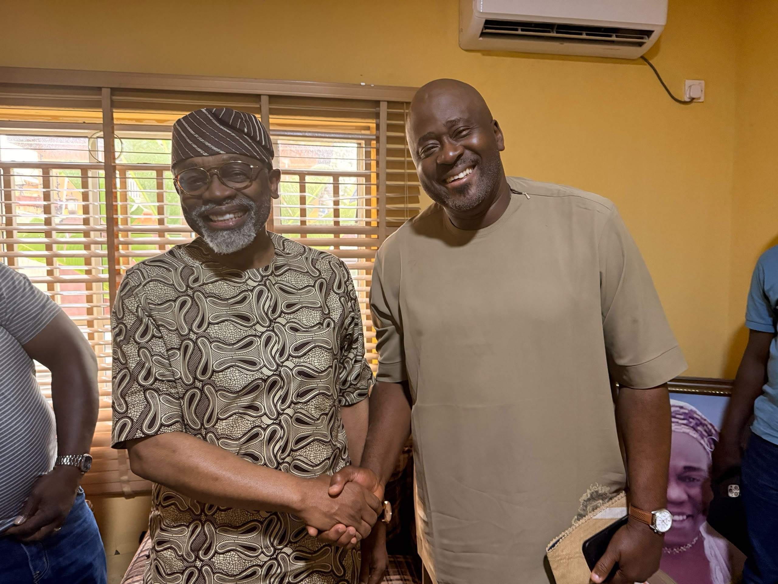 You are currently viewing Desmond Elliot prostrates before Gbajabiamila, seeks forgiveness after APC fallout