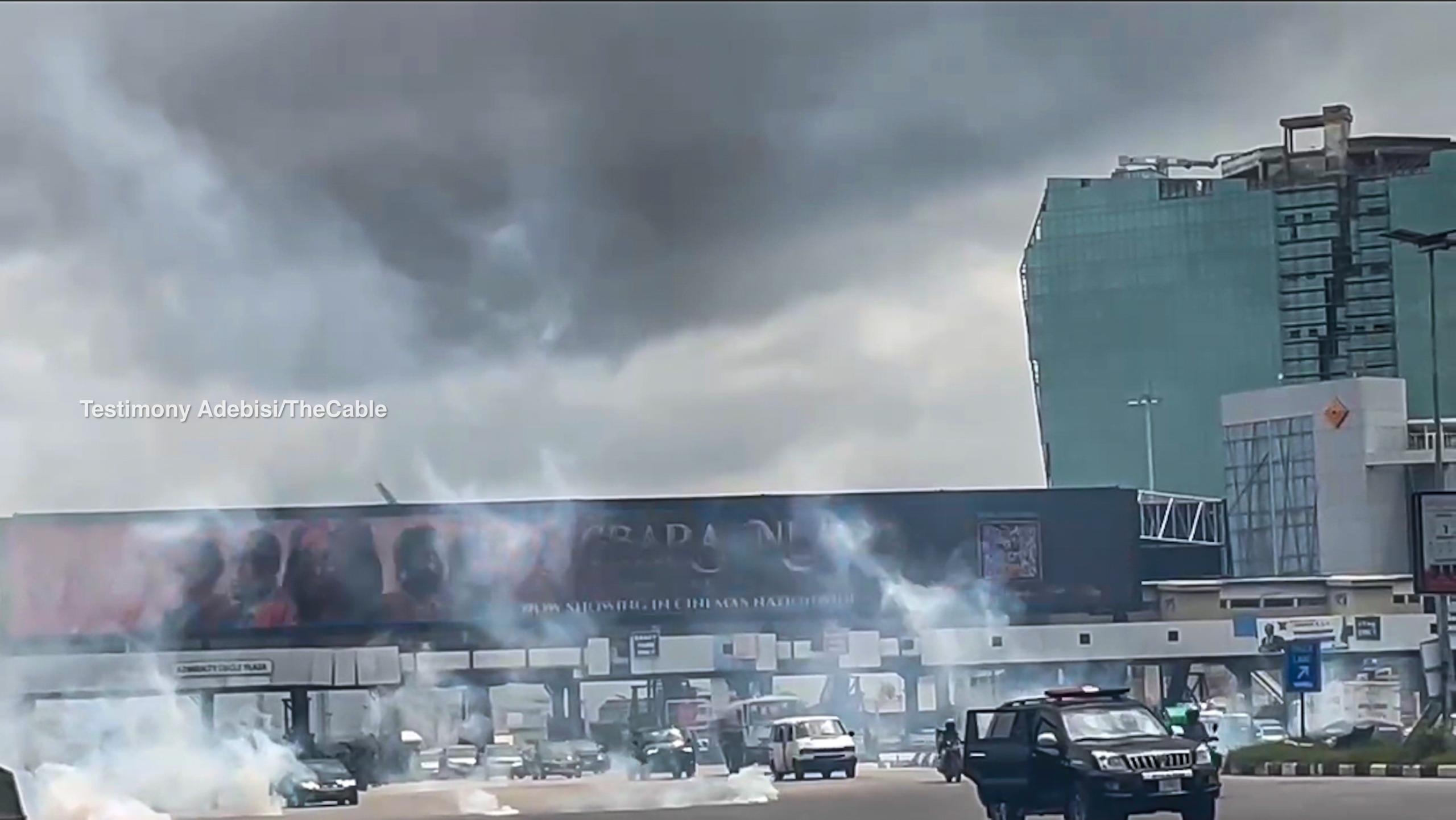 You are currently viewing Police disrupt Lekki #EndSARS memorial, teargas Rhodes-Vivour, Doherty, others