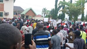 Read more about the article Public servants begin three-day strike over petrol price, wage demands